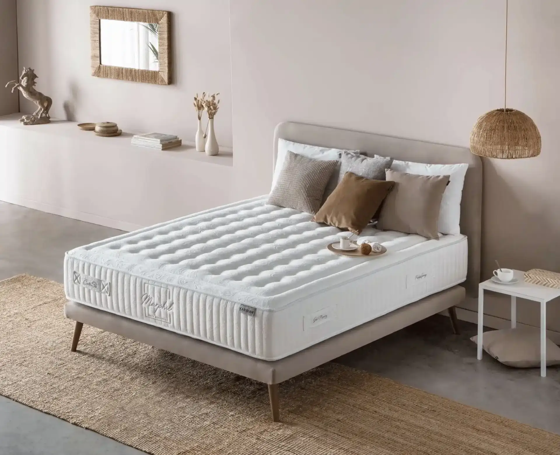 colchón sobre base con patas en una habitación decorada en tonos mimbre