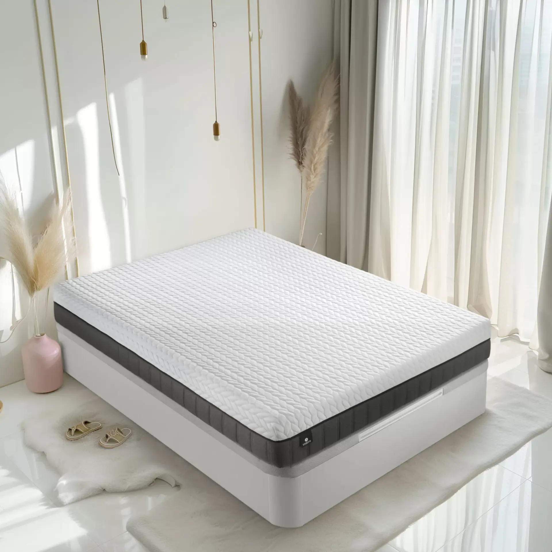 imagen de un colchón sobre canapé blanco, en una habitación en tonos claros y decoración con plantas secas