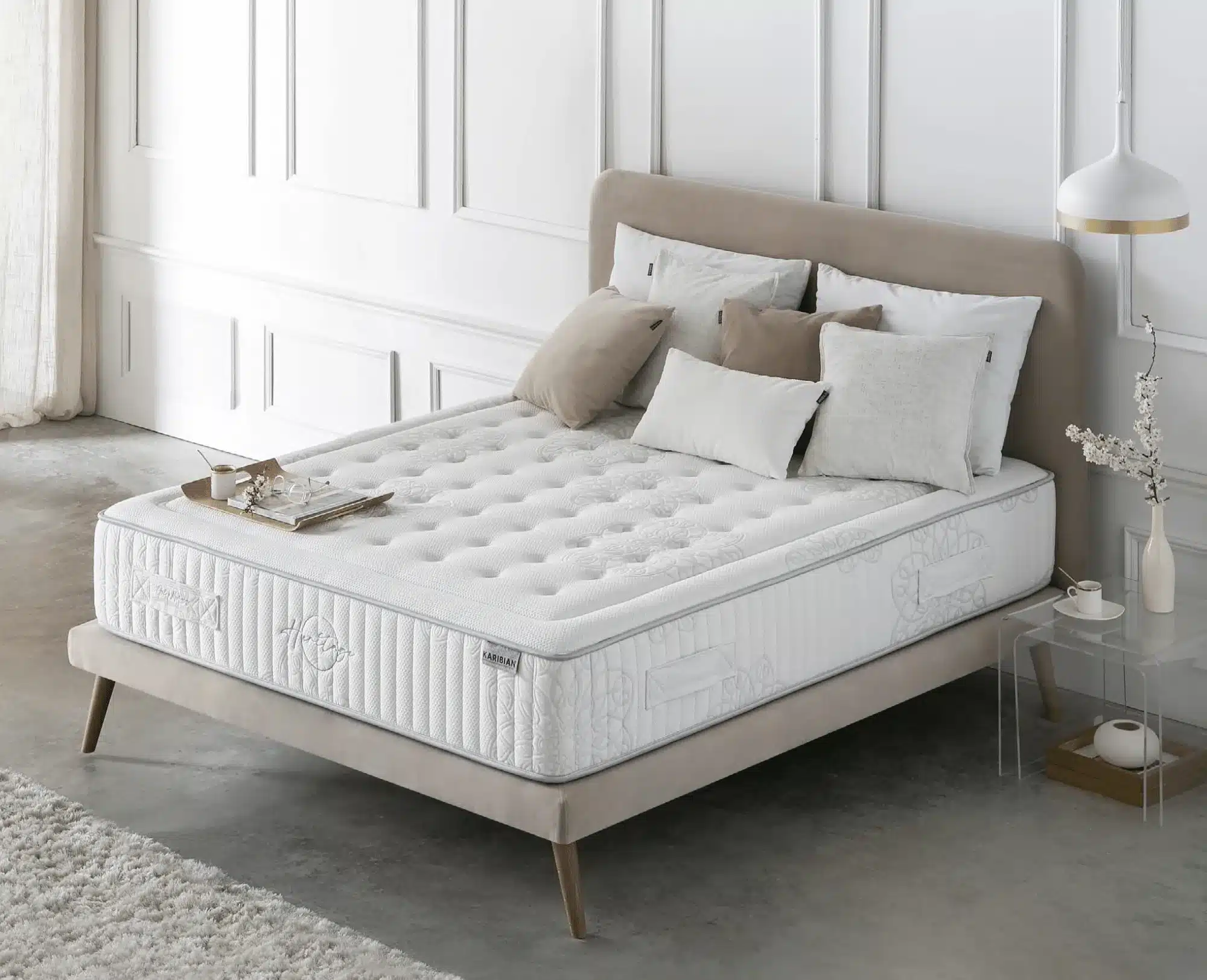 Dormitorio con cabecero gran capitoné de diseño clásico y elegante