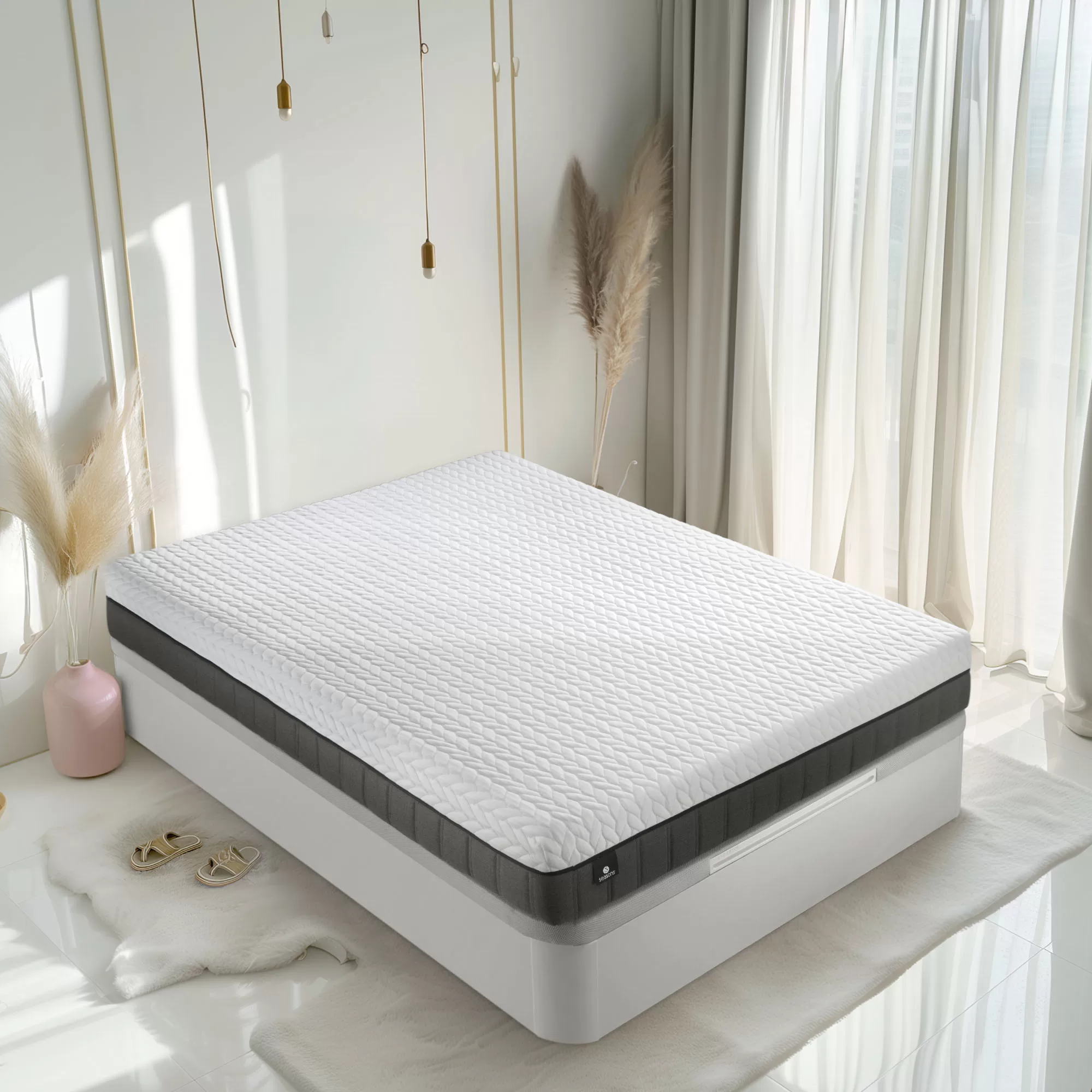 imagen de un colchón sobre canapé blanco, en una habitación en tonos claros y decoración con plantas secas