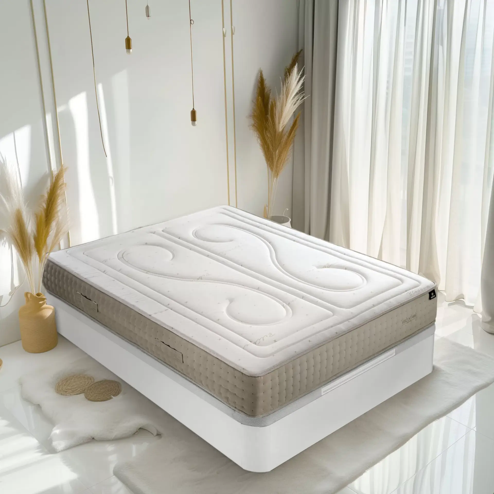 colchón viscocare en color beige en una habitación en tonos cálidos con decoración rustica de luces colgando del techo y dos plantas marrones